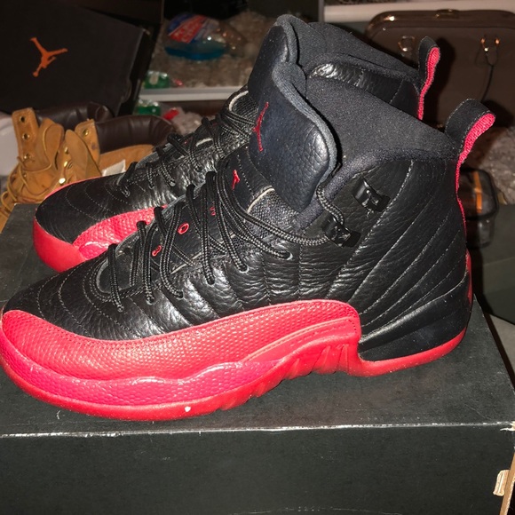 Used size 5Y Air Jordan 12 retro black/varsity red - Picture 4 of 8